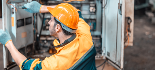 Seguridad en distribución eléctrica: Reglas de oro y equipo de protección